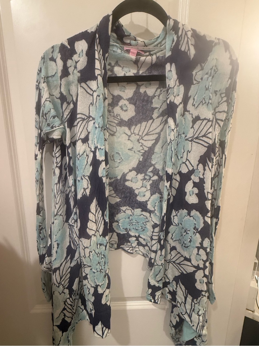 oshmark Title:
Lilly Pulitzer Blue Floral Draped Open Front Cardigan L/XL
